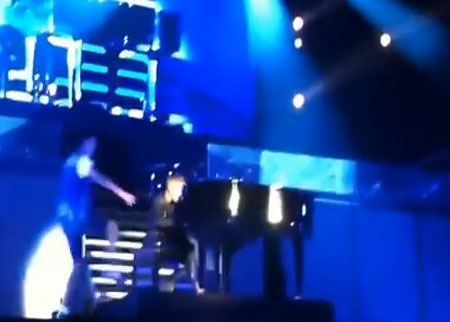 شاب يهاجم المطرب جستن