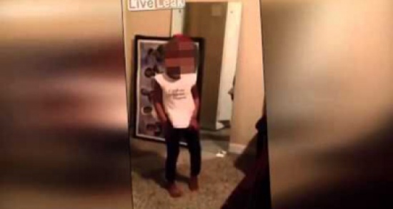 طفلة عنيدة تؤنب والدها