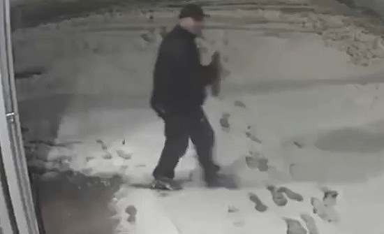 لص مؤمن.. لن تصدق ماذا فعل قبل أن يسرق احد المتاجر! لص مؤمن.. لن تصدق ماذا فعل قبل أن يسرق احد المتاجر!