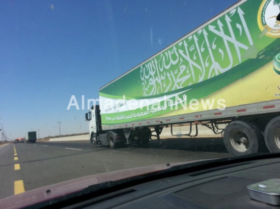 شاحنات الاغاثة السعودية لمساعدة الشعب السوري تدخل الأردن شاحنات الاغاثة السعودية لمساعدة الشعب السوري تدخل الأردن