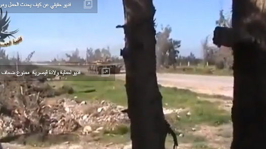 مجاهد شجاع يدخل قنبلة بفوهة دبابه ليدمرها وهي تقصف المناطق