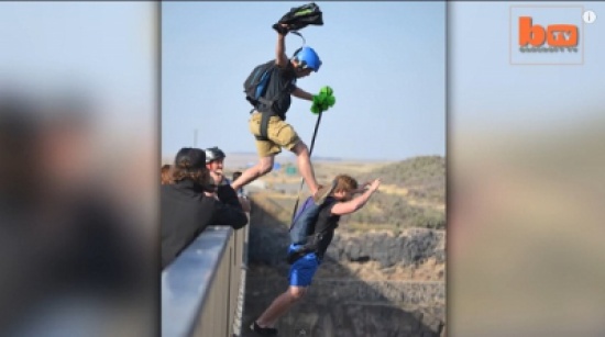 شاهد: لقطات مروعة لحظة سقوط شابين بمظلة لا تعمل