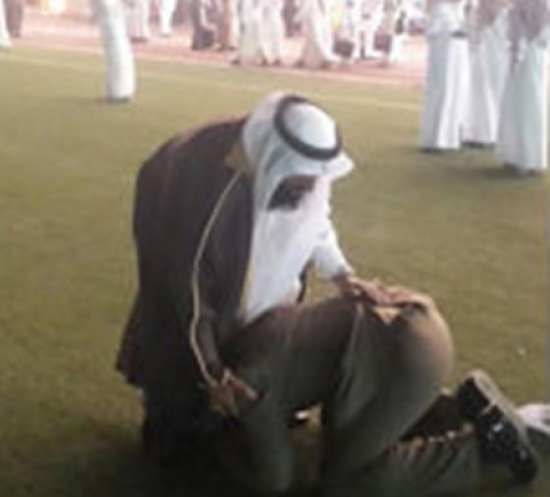 بالصور.. عسكري يقبل قدمي والده عقب تخرجه ! بالصور.. عسكري يقبل قدمي والده عقب تخرجه !