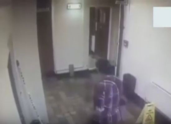 بالفيديو.. رصد "عفريت"  داخل حانة في بريطانيا