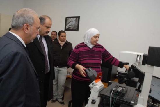كلية العلوم في الهاشمية تفتتح مختبر المجهر الفلوري ذي الحقل الواسع