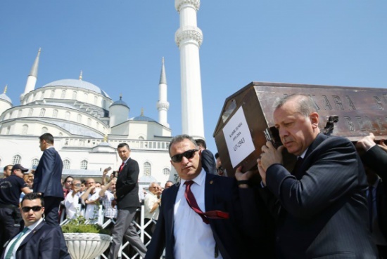 بالصور : أردوغان يحمل نعش إمام مسجد كوجا تيبيه على كتفه في وداعه الأخير بالصور : أردوغان يحمل نعش إمام مسجد كوجا تيبيه على كتفه في وداعه الأخير