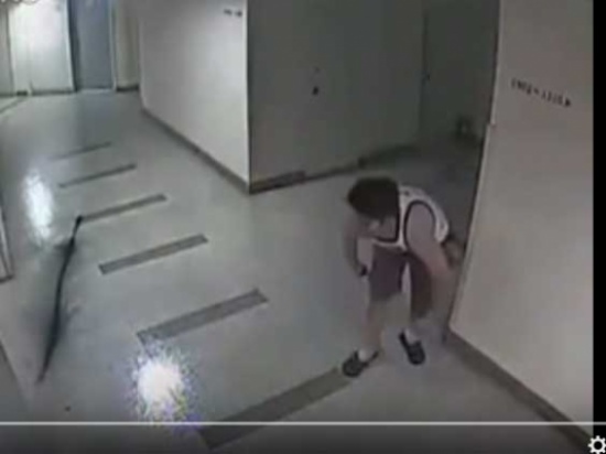 شاب يتسبب بحريق عمارة