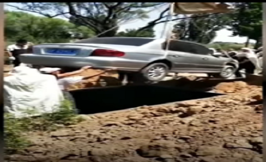 بالفيديو: دفن رجل مع سيارته بالصين