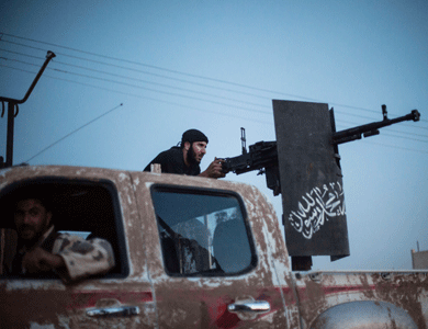 مقاتلو المعارضة يستهدفون مبنى المخابرات الجوية في شرق دمشق