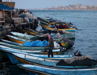 البحرية المصرية تهاجم قوارب صيد فلسطينية قبالة رفح وتعتدي على صياد البحرية المصرية تهاجم قوارب صيد فلسطينية قبالة رفح وتعتدي على صياد