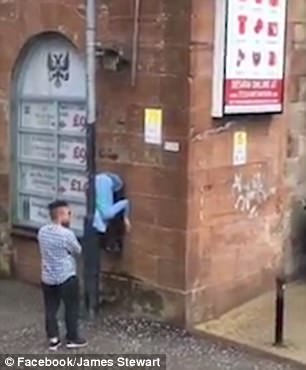 بالفيديو.. فتاة مخمورة علقت خلف عمود تثير ضجة على مواقع التواصل