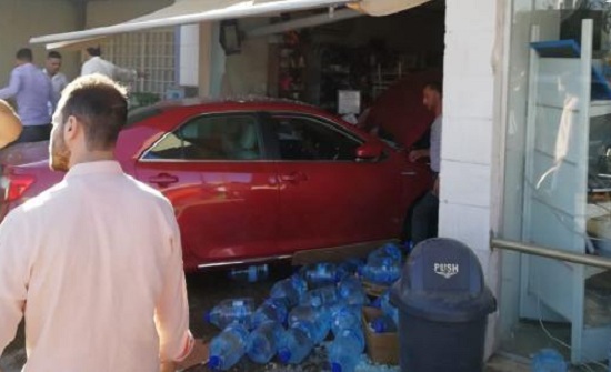 اصابة طفلين باقتحام سيارة لسوبر ماركت في عمان