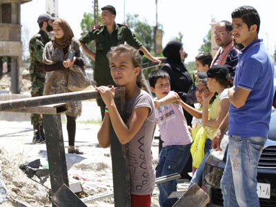 عائلات فلسطينية تنتظر العودة الى مخيم اليرموك في دمشق عائلات فلسطينية تنتظر العودة الى مخيم اليرموك في دمشق