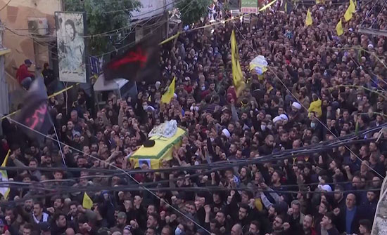 بالفيديو : الآلاف يشيعون خمسة من مقاتلي حزب الله قتلوا في سوريا بالفيديو : الآلاف يشيعون خمسة من مقاتلي حزب الله قتلوا في سوريا