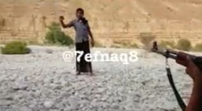 شاهد.. مهارة ودقة يمني في الرماية والهدف بين أصابع زميله