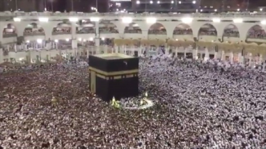شاهد.. زحام شديد في صحن مطاف الحرم المكي ليلة السابع والعشرين