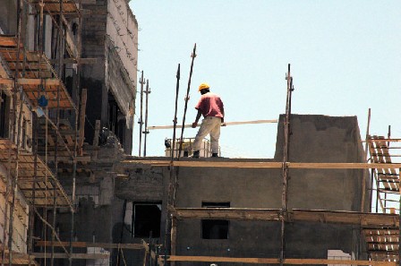 سقوط عامل بناء من فوق بوابة في الرمثا