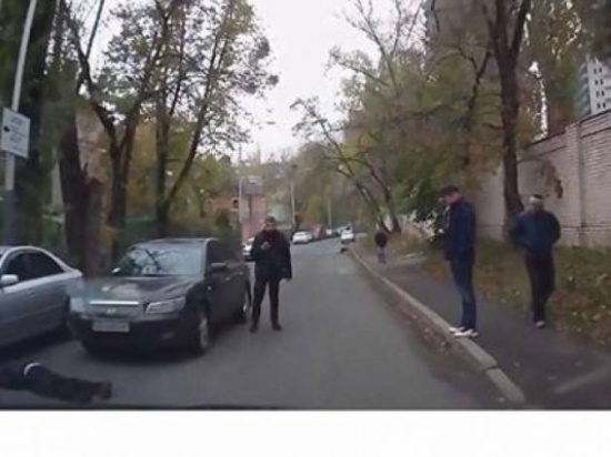 بالفيديو.. شخص يلقي نفسه عمدا أمام سيارة للحصول على تعويضات فيحدث ما لم يتوقعه! بالفيديو.. شخص يلقي نفسه عمدا أمام سيارة للحصول على تعويضات فيحدث ما لم يتوقعه!