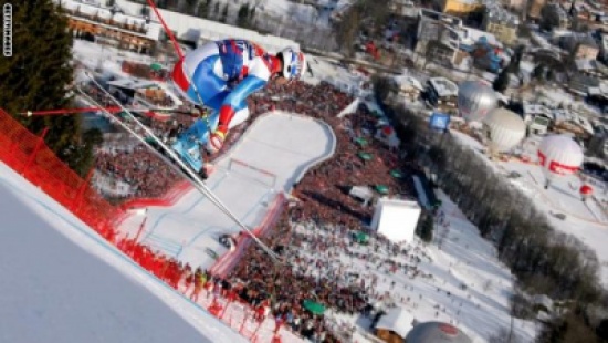 شاهد أحد أخطر سباقات التزلج على أشهر منحدر جليدي