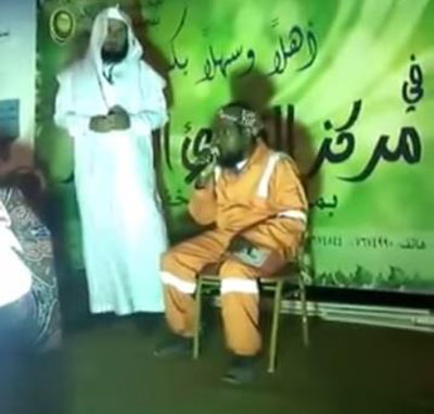 شاهد.. عامل نظافة يبهر حضور مسابقة قرآنية بصوته الجميل