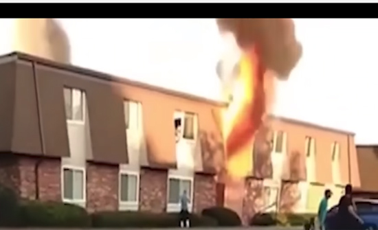 بالفيديو :أم ترمي طفلها من النافذة بعد احتراق منزلهم