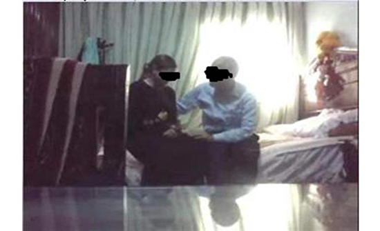 نجل قاض مغربي يبتز فتاة بنشر صور حميمية لهما و يعتدي عليها (تفاصيل صادمة) نجل قاض مغربي يبتز فتاة بنشر صور حميمية لهما و يعتدي عليها (تفاصيل صادمة)