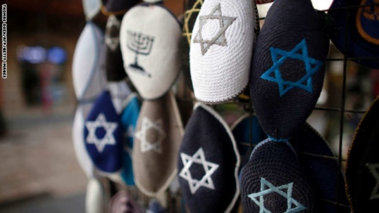 تقرير: اليهود يغادرون فرنسا بأرقام قياسية بعد هجوم متجر "الكوشر" و"شارلي إيبدو" تقرير: اليهود يغادرون فرنسا بأرقام قياسية بعد هجوم متجر "الكوشر" و"شارلي إيبدو"