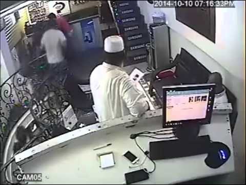 ملتحي ستيني يسرق جوال وكاميرا المحل ترصده