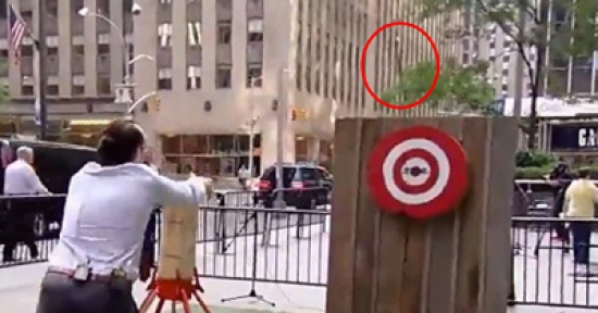 فيديو: مراسل فوكس نيوز يصيب عضو فرقة موسيقية بالفأس فيديو: مراسل فوكس نيوز يصيب عضو فرقة موسيقية بالفأس