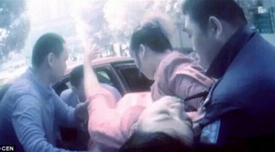 بالفيديو: يفشل في التقاط عروسه.. فتسقط بغيبوبة