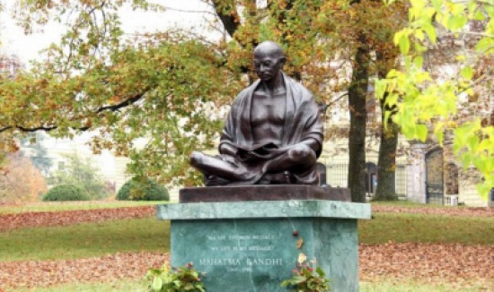 تمثال لغاندي في ساحة البرلمان البريطاني