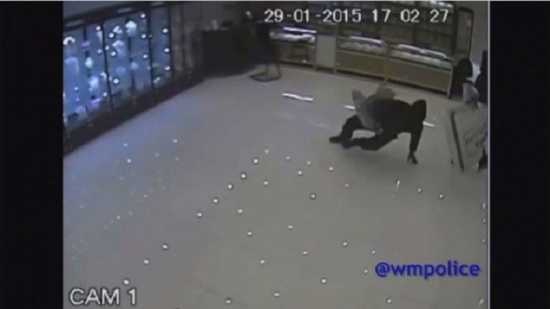 شاهد.. لصوص يتزحلقون على أرض متجر لبيع المجوهرات