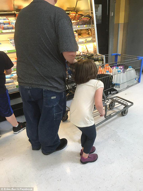 بالصور: أب يأنب طفلته بطريقة قاسية