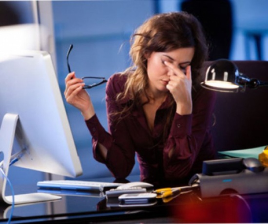 الهواتف الذكية تسبب صداعاً وأضراراً بعيدة المدى على العيون