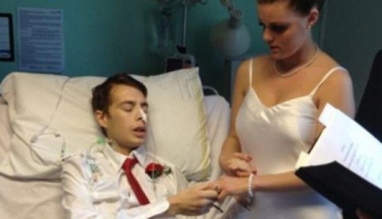 مريض سرطان يجري مراسم زفافه في المستشفى