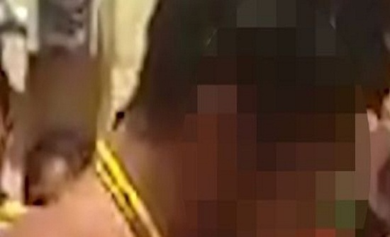 جرَّدوه من ملابسه وسحلوه في الشارع.. شاهد الحشود الغاضبة تُعاقِب شاباً مكسيكياً.. وهذه جريمته جرَّدوه من ملابسه وسحلوه في الشارع.. شاهد الحشود الغاضبة تُعاقِب شاباً مكسيكياً.. وهذه جريمته