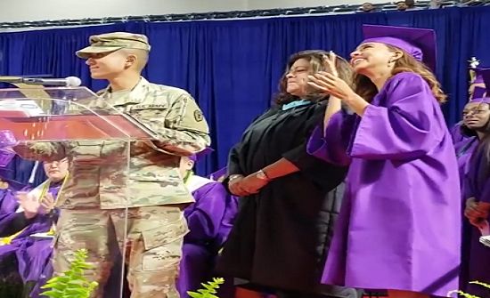 بالفيديو - امريكا : شاب يفاجئ شقيقته في حفل تخرجها