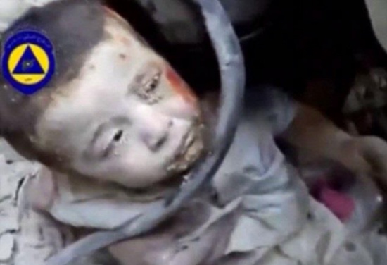 إنقاذ طفل من تحت الأنقاض بعد غارة جوية على حلب