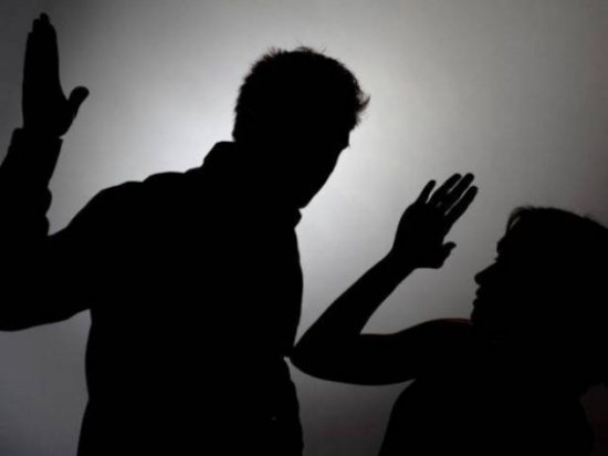 بالفيديو.. ممثلة مشهورة تتعرض للضرب من خطيبها!