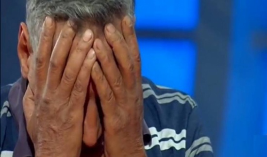 فيديو| شاب يضرب أبيه وسط دهشة جميع الحاضرين! فيديو| شاب يضرب أبيه وسط دهشة جميع الحاضرين!