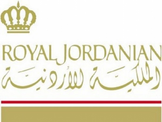 الملكية الأردنية توزع صناديق التبرع لبنك الملابس الخيري في مرافقها