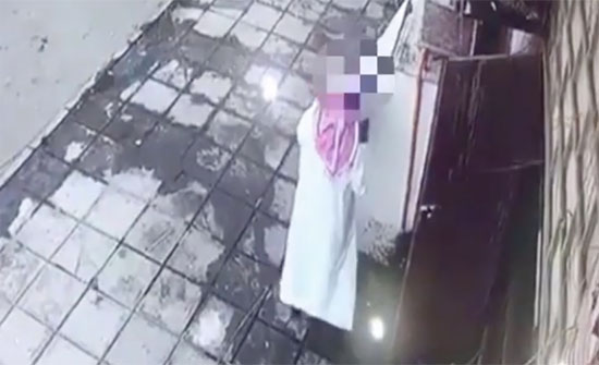 بالفيديو : سرقة محفظة مسن من قبل 3 شباب في بلد عربي