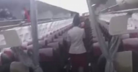 شاهد لحظة الهلع لعائلات من داخل طائرة بسبب انفجار مطار أتاتورك