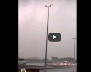 شاهد..  العواصف تجعل عامود إنارة بجدة يدور مثل المروحة