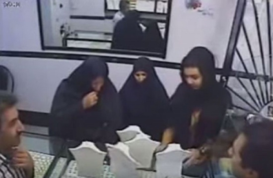 شاهد..  فتاة تسرق محل ذهب بطريقة مخادعة