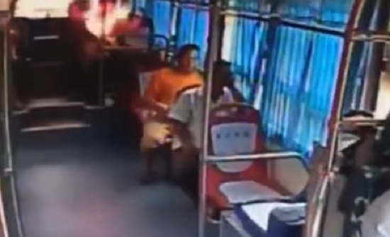 بالفيديو: لحظة انفجار شاحن هاتف داخل أتوبيس في الصين