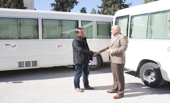 مجلس خدمات اربد يتسلم حافلتين من "الالمانية للتعاون الدولي"
