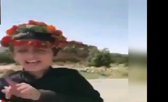 بالفيديو: رد فعل طفل يبيع الورود حاول رجل إعطاءه نقودًا دون أن يشتري منه