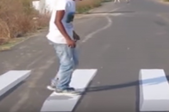 شاهد: شاب هندي يذهل المارة برسومات ثلاثية الأبعاد