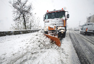 دفاع الكرك يخلي عددا من المحاصرين بالثلوج